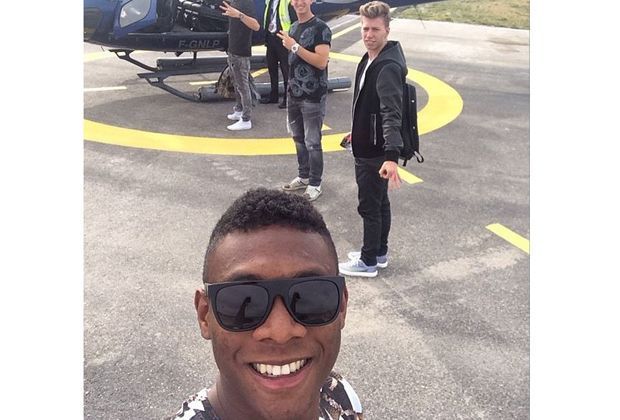 
                <strong>David Alaba und Mitchell Weiser</strong><br>
                Die zwei Bayern-Stars haben mit Freunden einen Kurztrip nach Monaco unternommen. Per Helikopter geht es zum Großen Preis von Monaco. 
              
