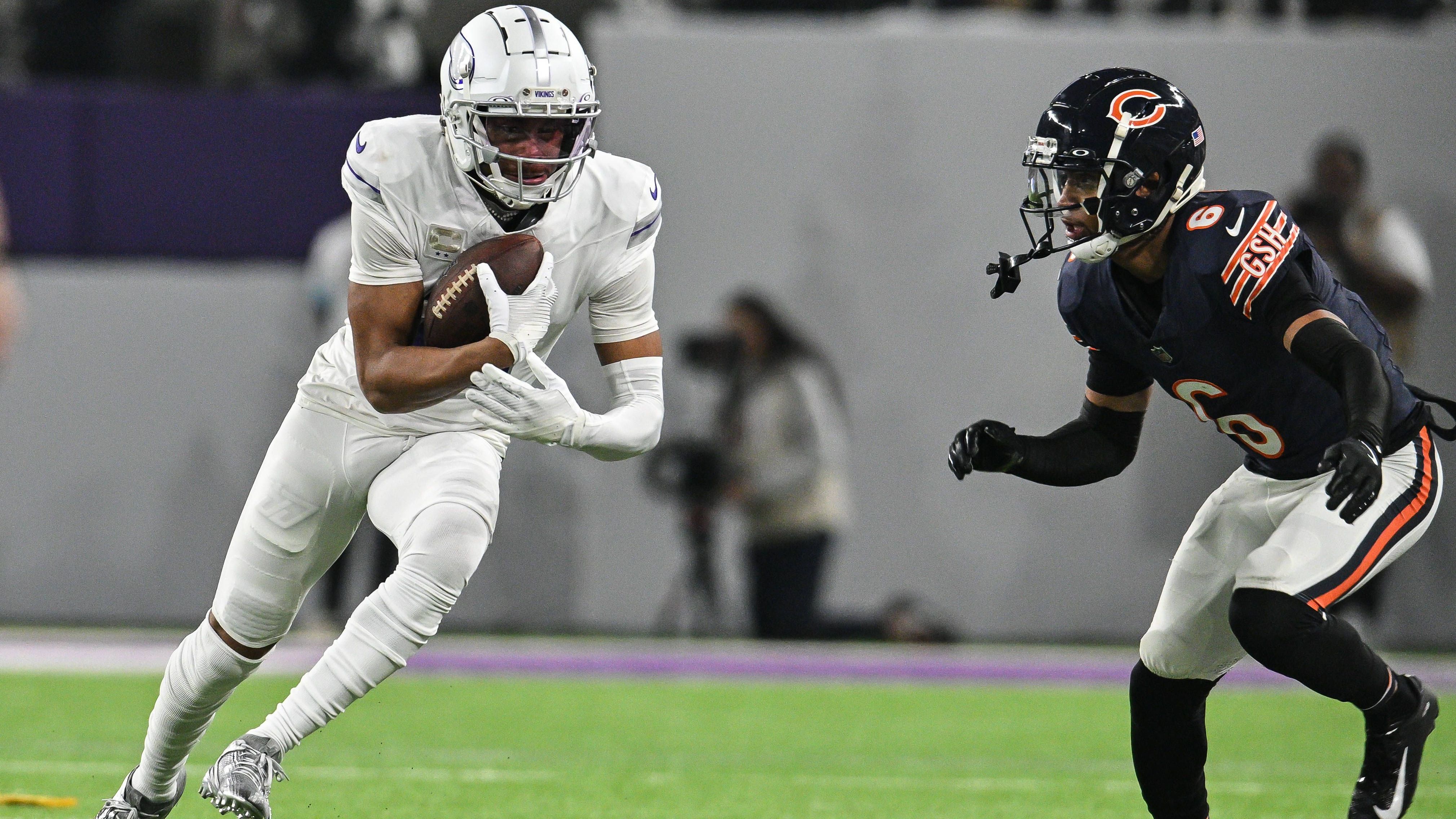 <strong>Minnesota Vikings 31:18 Chicago Bears</strong><br>Die Vikings lassen den Bears keine Chance: Die Chemie zwischen J.J. McCarthy und Justin Jefferson stimmt bereits im ersten gemeinsamen NFL-Spiel. Jefferson glänzt mit über 150 Receiving Yards. Ein herber Dämpfer für Chicago.