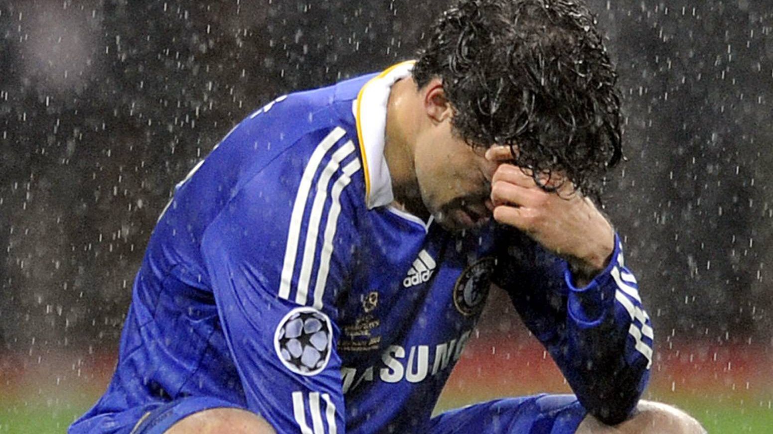 
                <strong>Der eigene Teamkollege lässt Michael Ballack leiden</strong><br>
                Die unheilvolle Beziehung zwischen Chelsea und dem deutschen Fußballvolk nimmt an jenem 21. Mai 2008 ihren Anfang. Champions-League-Finale in Moskau, Chelsea gegen Manchester United. Michael Ballack, Deutschlands größter Held zur damaligen Zeit, fehlt ein Schuss, um endlich sein Image als ewiger Zweiter abstreifen zu können. Das große Problem: Den Schuss darf er nicht selbst ausführen. Er hatte ja längst getroffen im Elfmeterschießen für Chelsea. Sein Teamkollege John Terry also muss die Murmel nur noch ein einziges Mal aus elf Metern ins Tor bugsieren. Tut er aber nicht, rutscht stattdessen aus und befördert die Kugel an den Pfosten. Wenige Augenblicke später ist Ballack in Tränen aufgelöst und wieder nur Zweiter, weiß aber jetzt immerhin, warum Chelsea die "Blues" genannt werden…
              