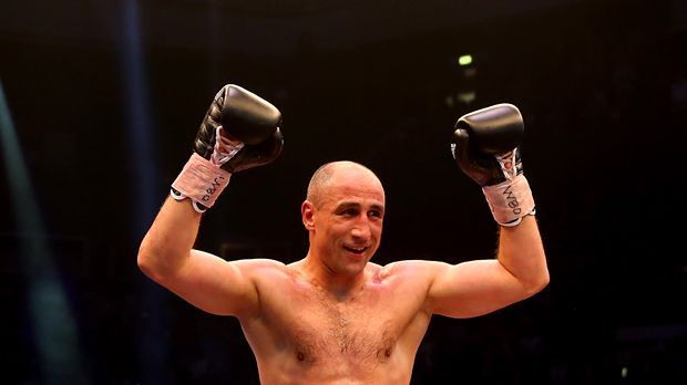 
                <strong>Arthur Abraham</strong><br>
                Arthur Abraham (Weltmeister im Supermittelgewicht WBO, 43-4, 29 K.o.): Vier Kämpfe gegen den Rivalen Robert Stieglitz waren nur der vorläufige Höhepunkt einer beeindruckenden Karriere, hinter die Arhur Abraham in den nächsten Fights noch ein sattes Ausrufezeichen setzen will. Davor schaffte er zehn erfolgreiche Titelverteidigungen im Mittelgewicht, unter anderem mit dem "Blutkampf von Wetzlar" gegen Edison Miranda. Nächster Kampf: 21. November in Hannover vs. Martin Murray. 
              