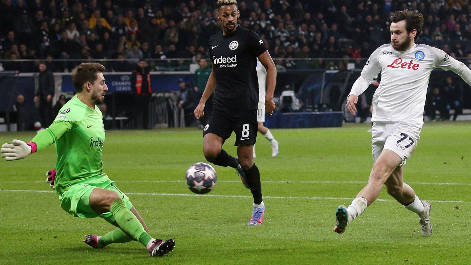 
                <strong>Eintracht chancenlos! Die Noten der Frankfurter gegen Neapel</strong><br>
                Im Achtelfinal-Hinspiel der Champions League ist Eintracht Frankfurt bei der 0:2-Niederlage gegen Serie-A-Tabellenführer SSC Neapel chancenlos. Nur Keeper Kevin Trapp kann durch zahlreiche Glanzparaden überzeugen und eine noch höhere Pleite verhindern, dafür enttäuscht ausgerechnet der Shootingstar auf der ganz großen Bühne. ran zeigt die Noten der Eintracht-Stars in der Einzelkritik.
              