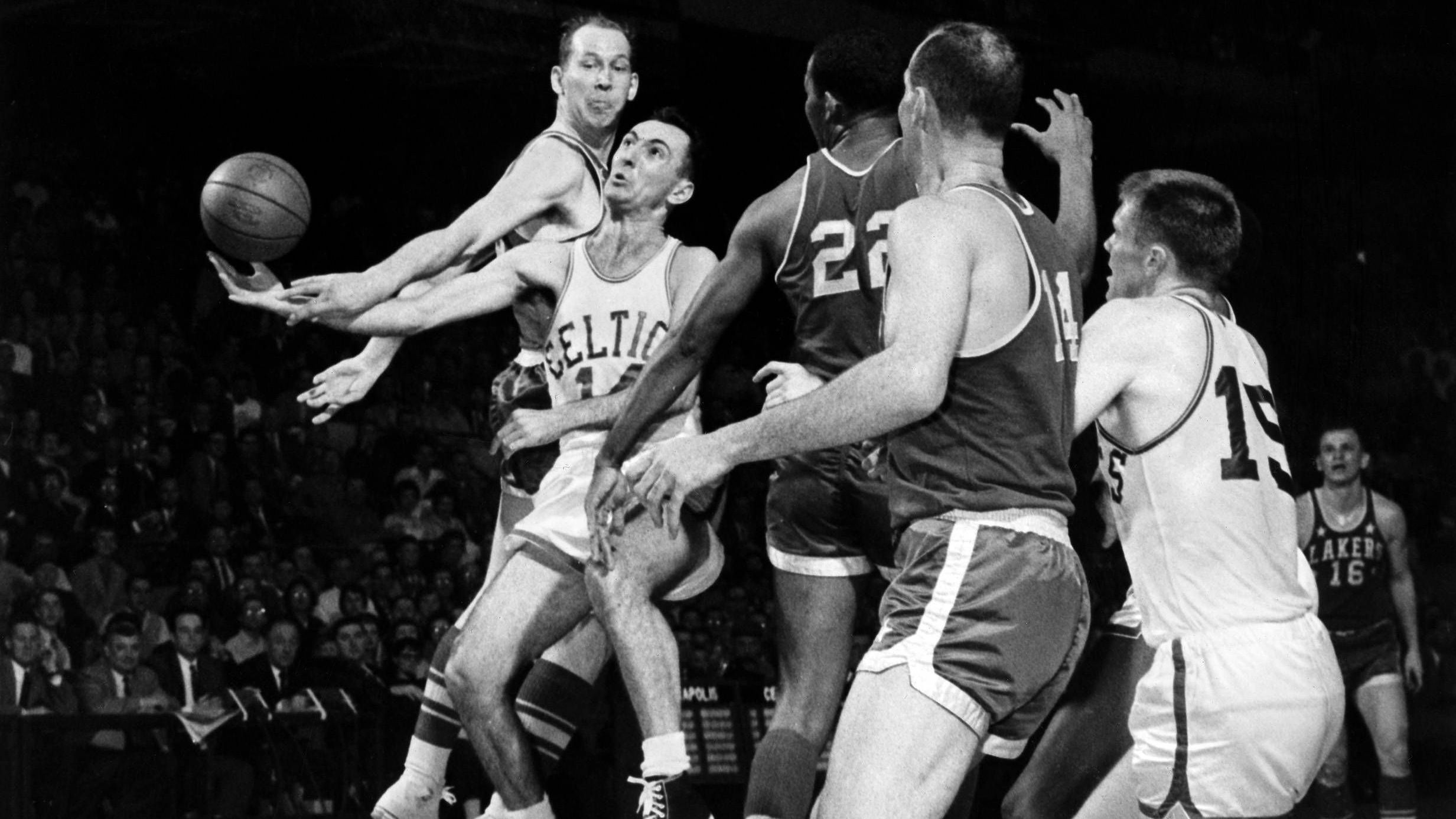 <strong>NBA Finals 1960: St. Louis Hawks vs. Boston Celtics 3:4</strong><br>Die Celtics setzten sich 1960 in einer hart umkämpften Finalserie mit 4:3 gegen die St. Louis Hawks durch und gewannen damit ihren zweiten Titel in Folge. In Spiel sieben dominierte Bill Russell mit 22 Punkten und 35 Rebounds, während Bob Cousy mit 14 Assists das Spiel lenkte und Frank Ramsey als Topscorer 24 Punkte beisteuerte.