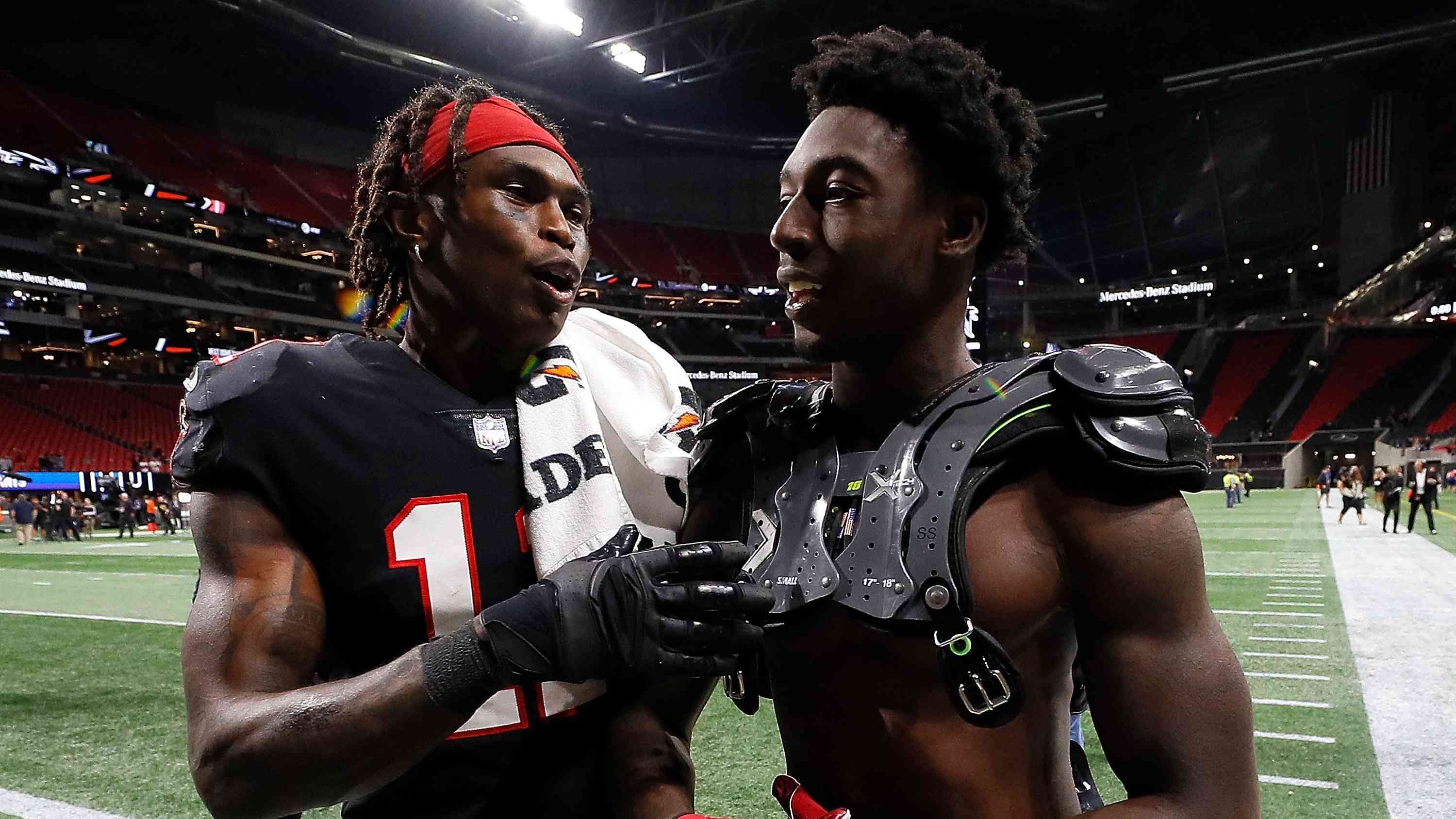 
                <strong>Platz 14: Atlanta Falcons</strong><br>
                Nach dem Verlust von Tight End Austin Hooper besteht die Pass-Offense in Atlanta hauptsächlich aus den Wide Receivern Julio Jones und Calvin Ridley. Auf dieser Position bilden sie zwar eins der besten Receiver-Duos der NFL, doch der Abgang von Hooper kann in der kommenden Saison für Probleme sorgen. So hat man zwar mit Hayden Hurst einen Ersatz geholt, doch es wird sich erst zeigen wie dieser in Atlantas Offense passt. Zudem ist die Wide-Receiver-Position in der Tiefe nur sehr dünn besetzt. Sollten Ridley oder Jones ausfallen, stünden mit Russell Gage und Laquon Treadwell nur Wundertüten als Ersatzmänner bereit. Sollte es Offensive Coordinator Dirk Koetter schaffen, Running Back Todd Gurley und Hurst sinnvoll in diese Offense einzubauen, haben die Falcons auch in der kommenden Saison eins der besseren Receiving Corps der NFL.
              