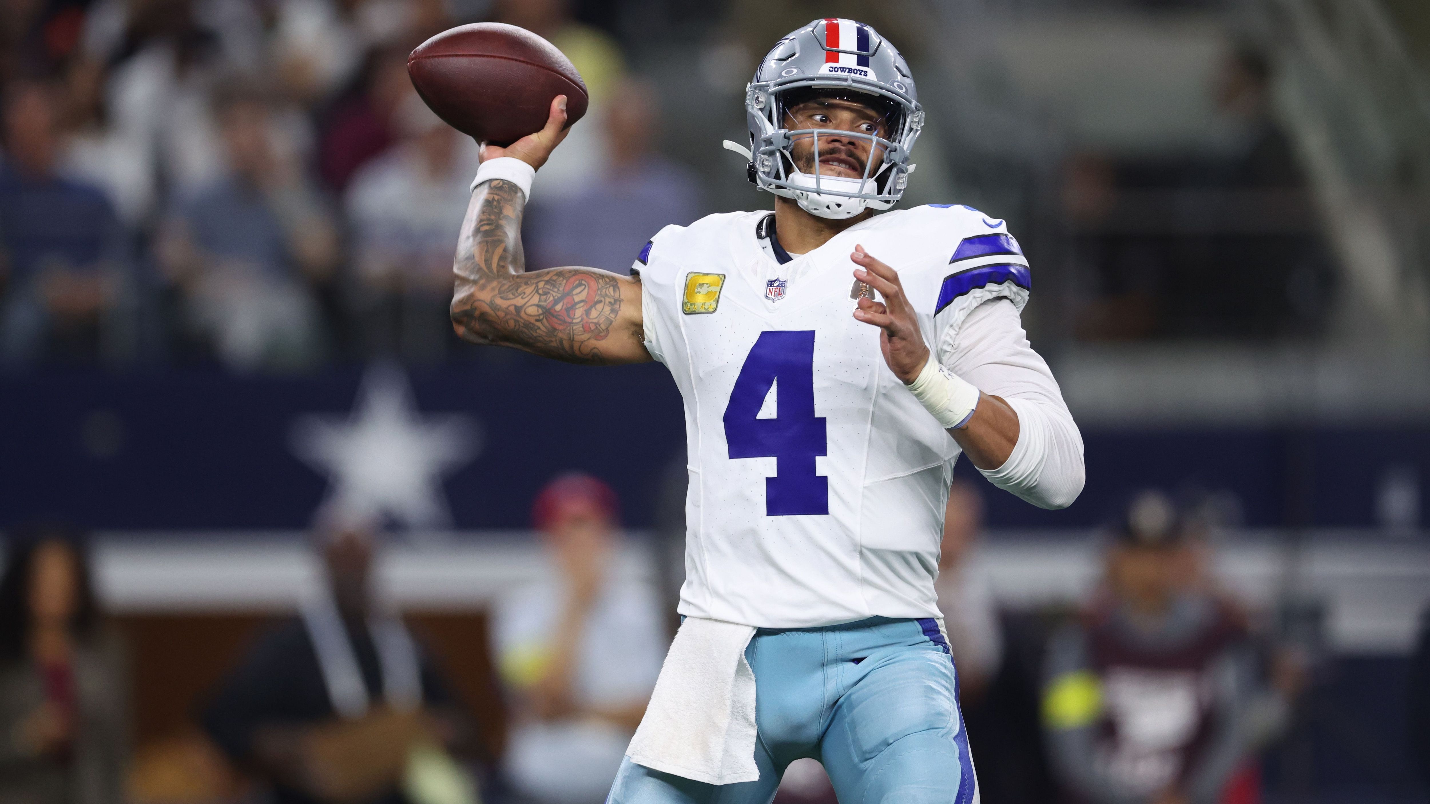 <strong>Platz 14: Dak Prescott (Dallas Cowboys)</strong><br>Bei Dak Prescott kam die Bye Week zur rechten Zeit. In den vorigen Wochen hatte der einstige MVP-Kandidat seine Leichtigkeit gänzlich verloren, brachte bei den jüngsten beiden Niederlagen nur einen Touchdown-Pass an, warf aber drei Interceptions. Jetzt war Zeit, den Wurfarm neu zu justieren - im Idealfall auf das Level der Wochen vier bis sieben.