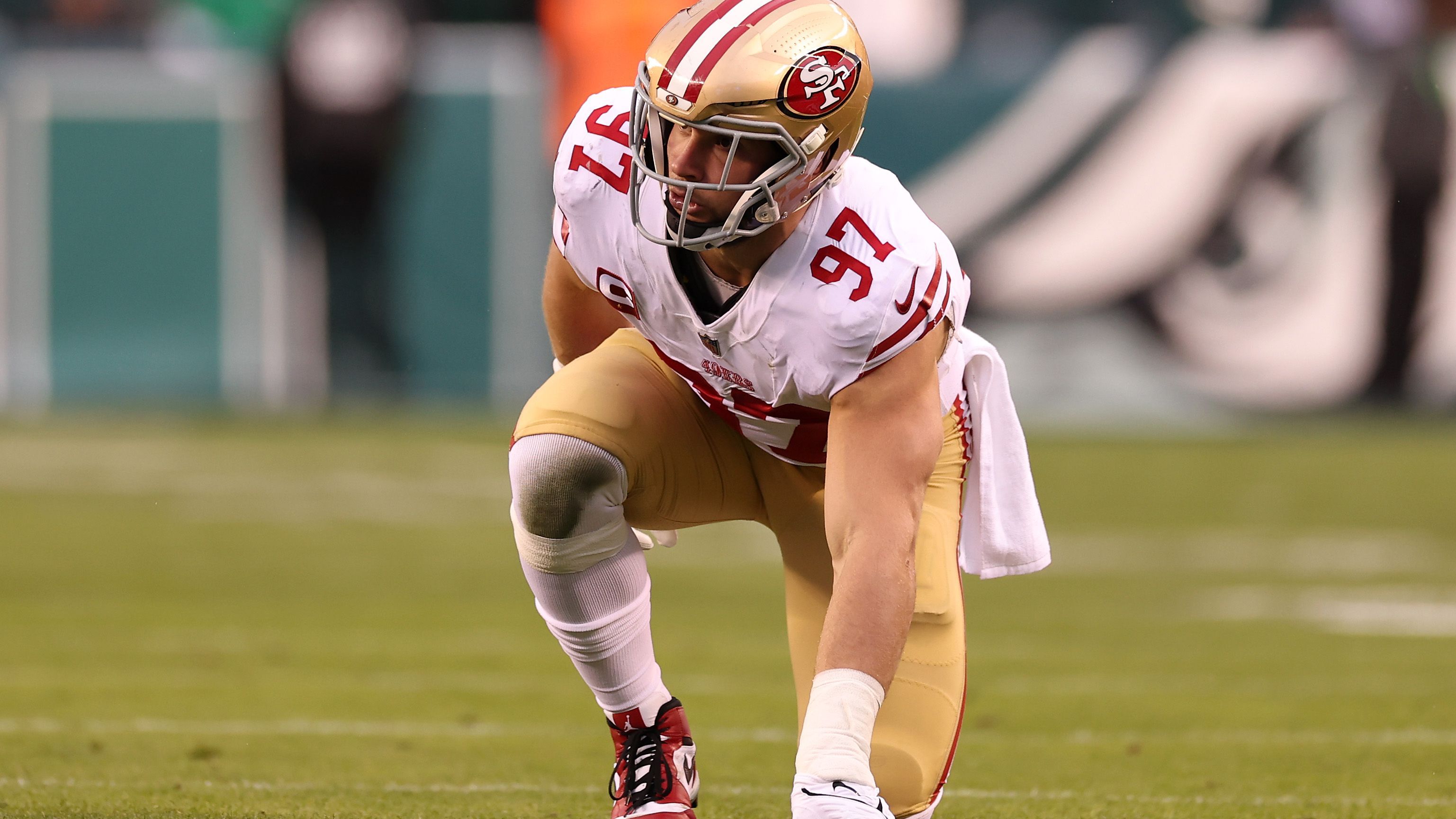 <strong>San Francisco 49ers</strong><br>- Nick Bosa (Foto): Der Top-Pass-Rusher verhandelt gerade über einen neuen Vertrag, um der Star dieser Defense zu bleiben.<br>- George Kittle: Ist seit Jahren einer der produktivsten Tight Ends der Liga<br>- Fred Warner: Ist der Leader dieser Mannschaft und geht auch auf dem Platz voran.<br>- Trent Williams: Zählt definitiv zu den besten Tackles der Liga.<br>- Christian McCaffrey: Nach seinem Trade im vergangenen Jahr fügte sich der Running Back sofort perfekt ein.