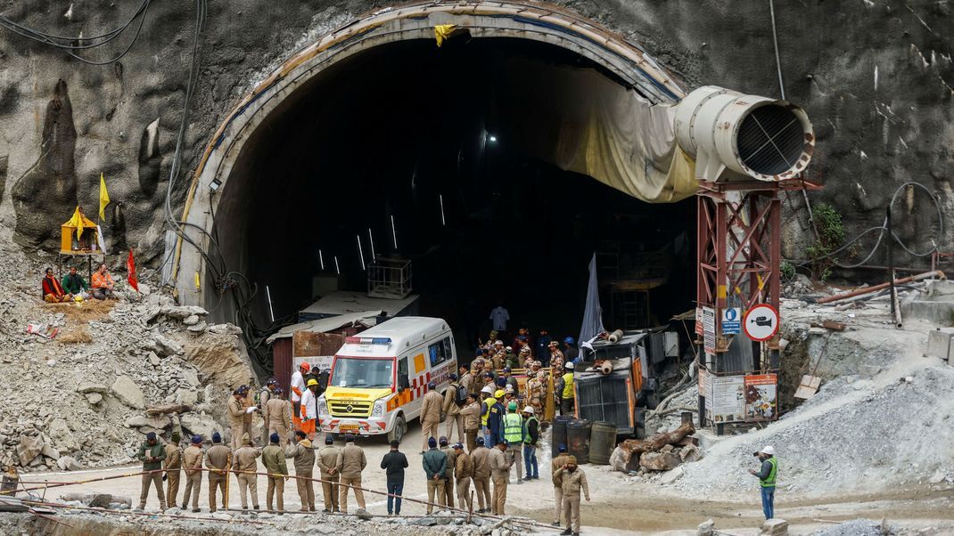 Seit über zwei Wochen waren 41 Arbeiter in Indien in einem Tunnel eingeschlossen, nun endete die Rettungsaktion offenbar mit Erfolg.