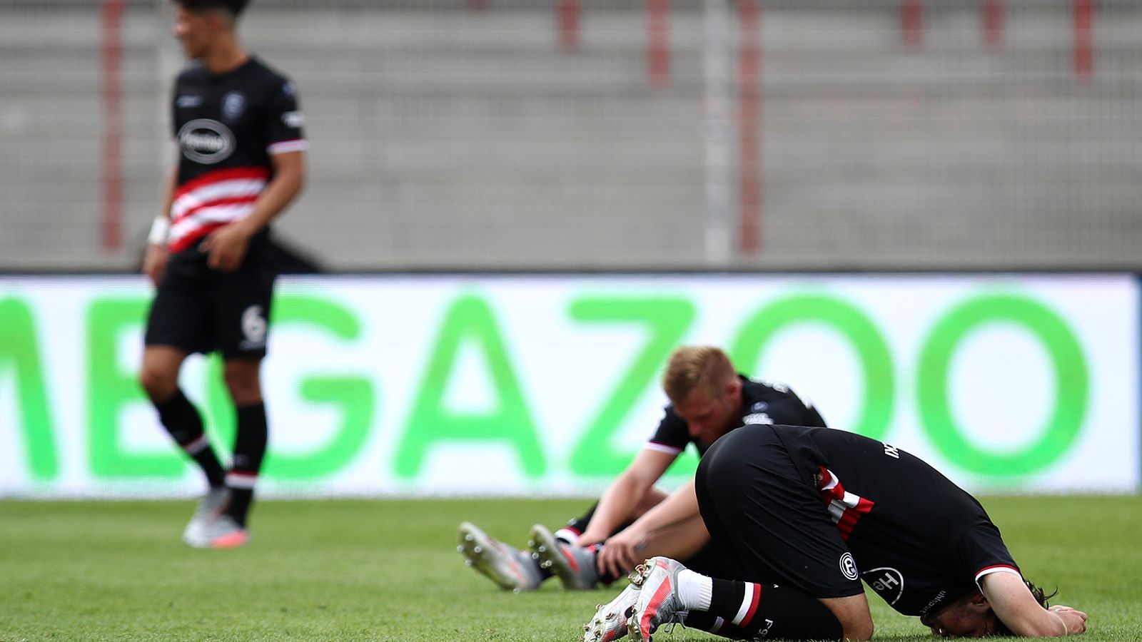 
                <strong>90. Minute: Abullahi besiegelt Fortunas Abstiegs</strong><br>
                Aus und vorbei. Fortuna Düsseldorf macht komplett auf, Kastenmeier geht bei jeder Gelegenheit mit nach vorne. Union fährt einen Konter und am Ende ist Suleiman Abdullahi frei vor dem Tor und schiebt zum 3:0 für Union Berlin ein. Der endgültige Schlusspunkt. Fortuna Düsseldorf steigt in die 2. Bundesliga ab.
              