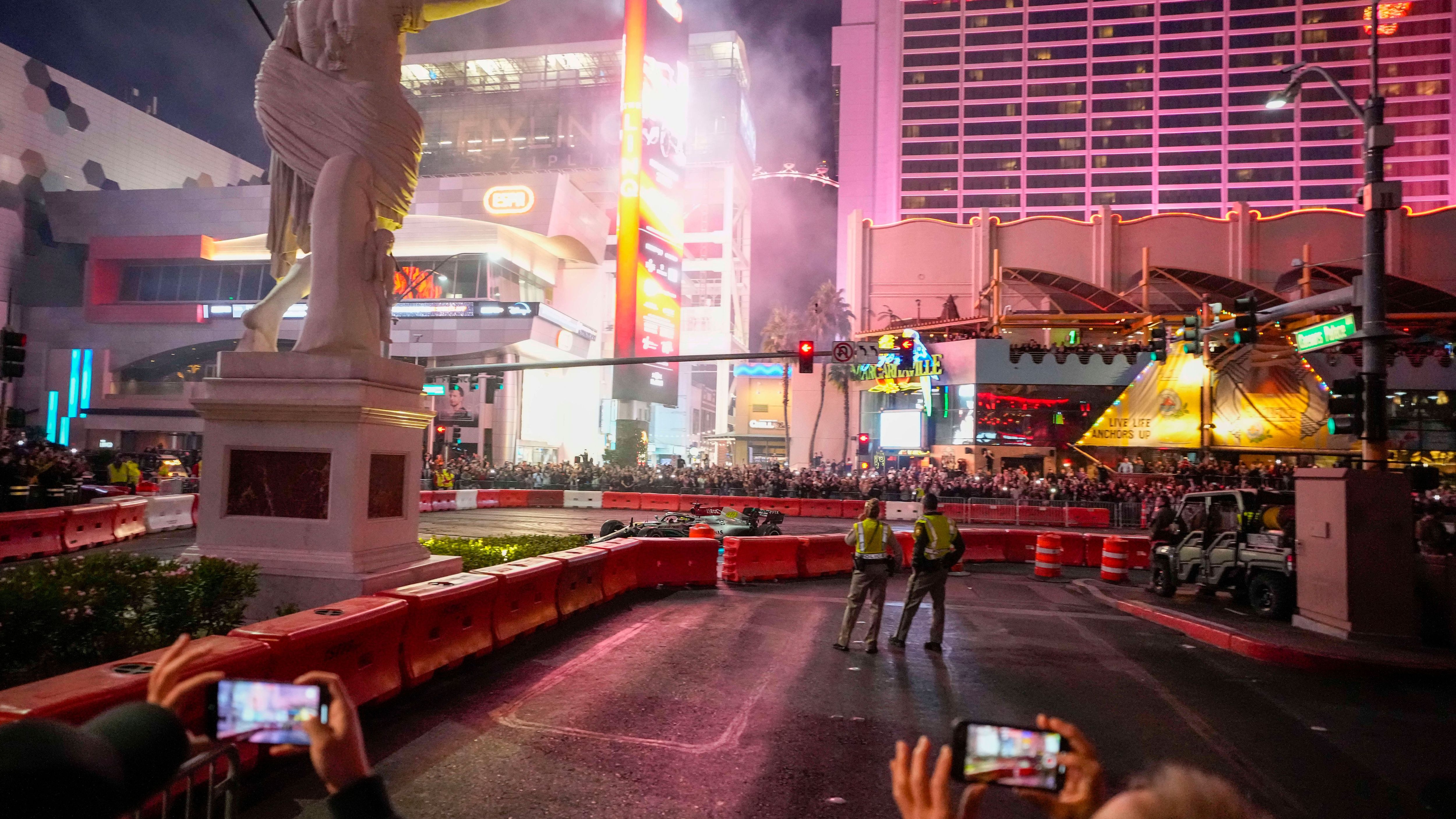 <strong>Die Strecke in Las Vegas</strong><br>6,201 Kilometer ist die Strecke lang, führt über den Strip. Auf dem Boulevard befindet sich eine zwei Kilometer lange Gerade, auf der die Fahrer mit 340 km/h überholen sollen. Es könnte eines der kältesten Rennen der Geschichte werden, die Durchschnittstemperatur in Nevada liegt im November nach Sonnenuntergang bei acht Grad. Start des Rennens ist um 22 Uhr Ortszeit.