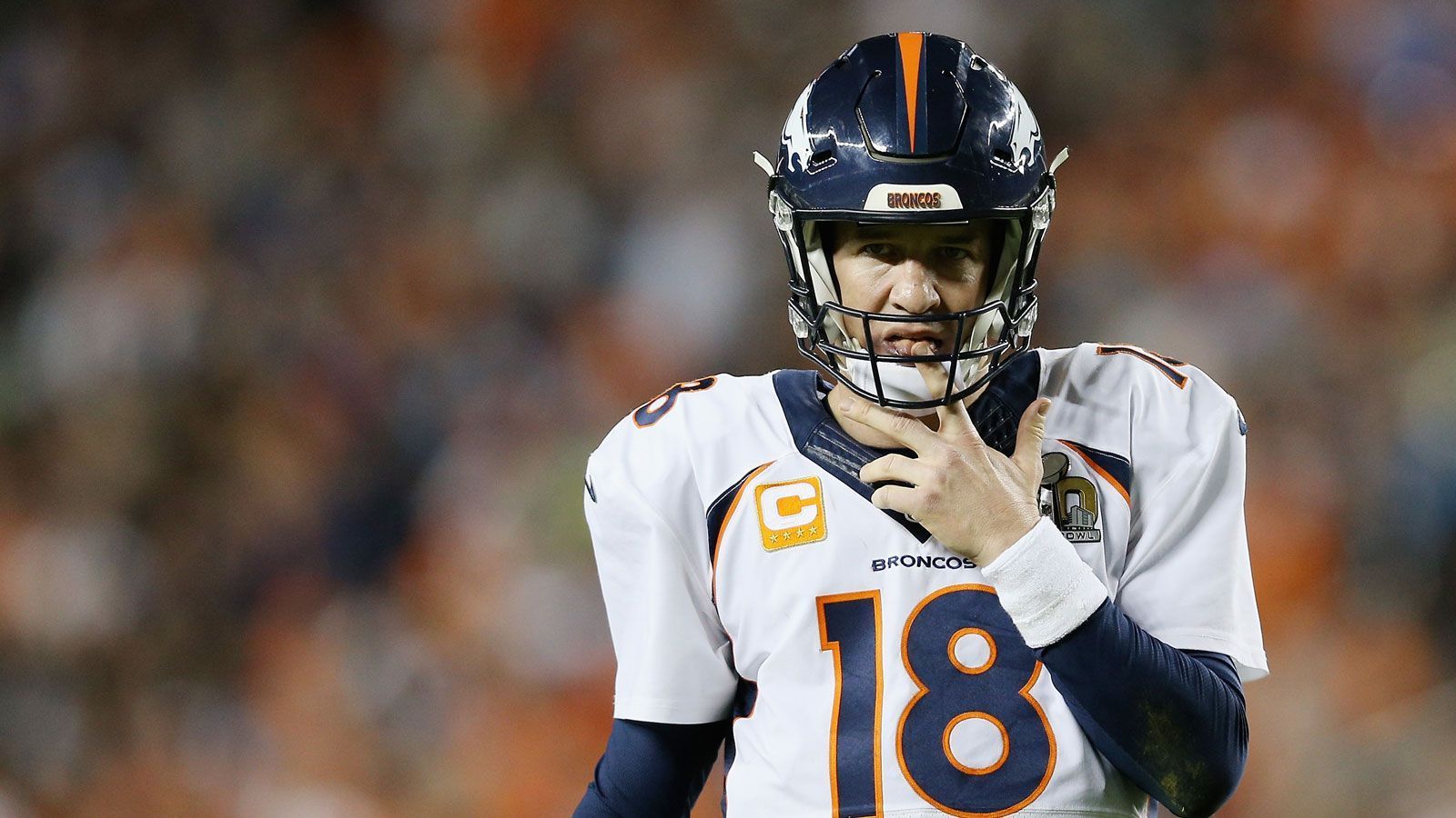 
                <strong>Top-Deals 2012</strong><br>
                In Peyton Manning (Foto) sicherten sich die Denver Broncos 2012 einen der besten Quarterbacks der vergangenen Jahrzehnte und statteten ihn mit einem Fünfjahres-Vertrag aus, der ein Gesamtvolumen von 96 Millionen US-Dollar beinhaltete (58 Millionen garantiert). Dahinter folgte Defensive End Mario Williams, der für sechs Jahre und ebenfalls bis zu 96 Millionen Dollar bei den Buffalo Bills unterschrieb (31,4 Millionen Dollar garantiert). Rang drei belegte Wide Receiver Vincent Jackson, der Passempfänger war den Philadelphia Eagles bis zu 55,555 Millionen Dollar für fünf Jahre wert (26 Millionen Dollar garantiert).
              