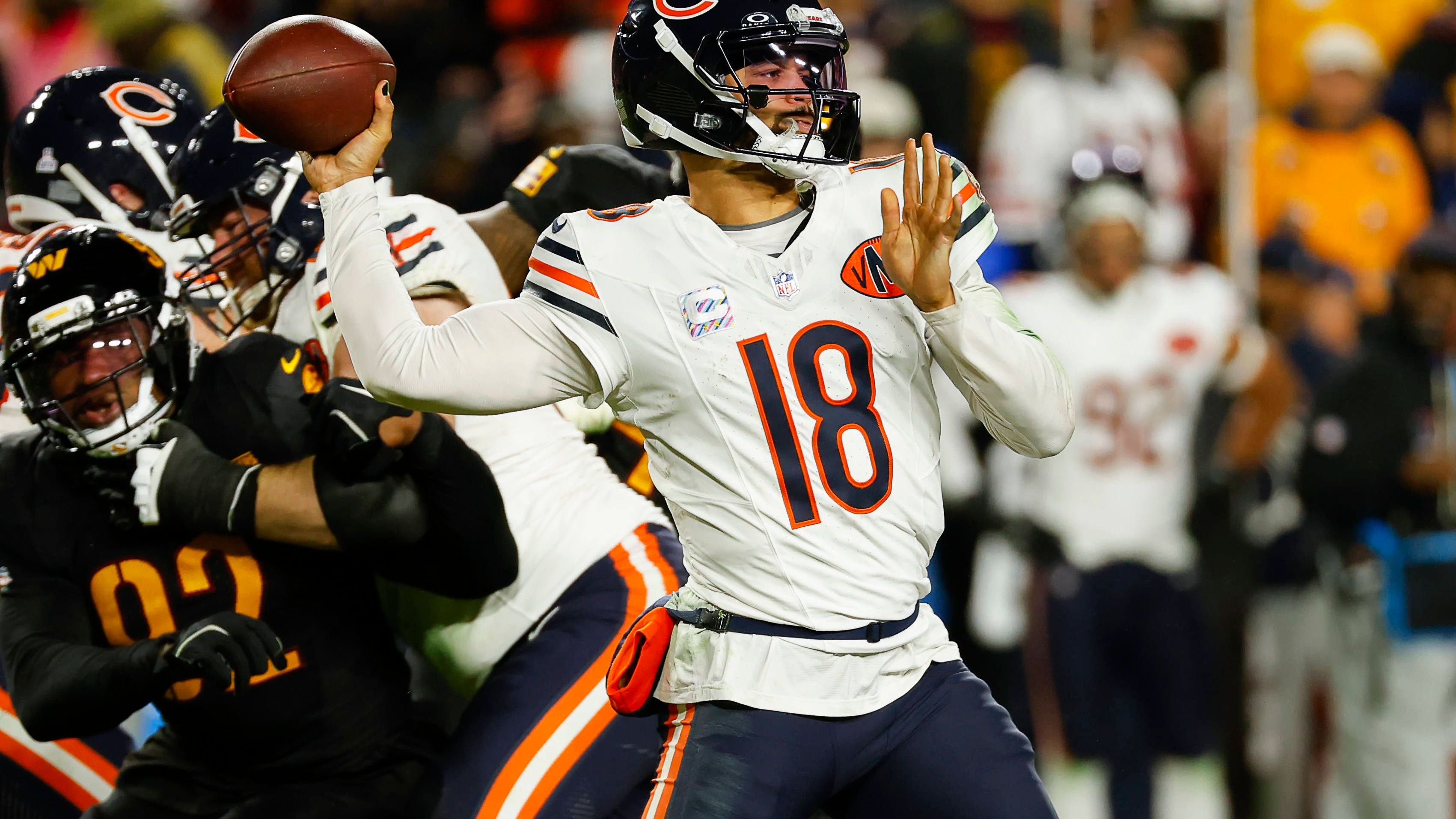 <strong>Platz 17: Caleb Williams (Chicago Bears)</strong><br>Zum Beispiel mit Caleb Williams. Nach zwei bitteren Division-Niederlagen (und einer gegen Detroit krachenden) zum Start konnten die Bears zuletzt dreimal in Folge gewinnen - auch dank ihres Quarterbacks. Williams vermeidet nicht nur unnötige Fehler (erst zwei Interceptions bei neun Touchdowns), er ist auch regelmäßig zur Stelle, wenn es darauf ankommt - wie bei den beiden 25:24-Siegen über die Raiders und Commanders. Hype -- der in Chicago ja gerne mal herrscht - rechtfertigen die Leistungen vielleicht noch nicht, könnten im Kampf um die Playoffs aber zumindest mal wieder etwas länger mitmischen.