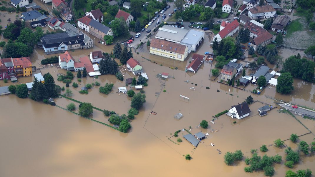 In den letzten Jahren kommt es in Deutschland immer wieder zu verheerenden Überschwemmungen wegen zu hohen Pegelständen.