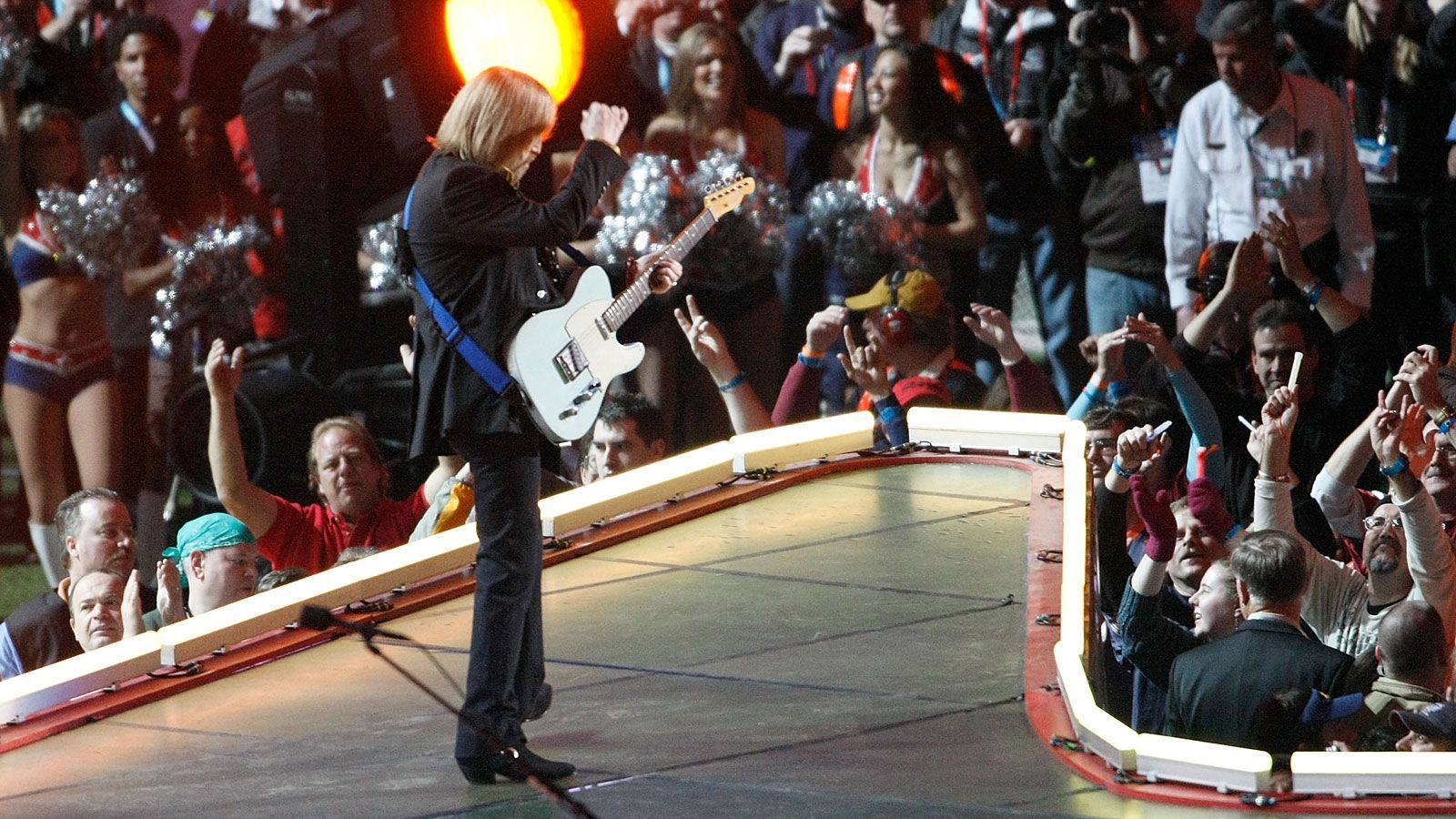 <strong>2008: Tom Petty and the Heartbreakers</strong><br>
                2008 sorgt Tom Petty and the Heartbreakers mit ihren Hits "American Girl", "I Won't Back Down", "Free Fallin'" und "Runnin' Down a Dream" für Stimmung im&nbsp;ausverkauften&nbsp;University-of-Phoenix-Stadium.&nbsp;
