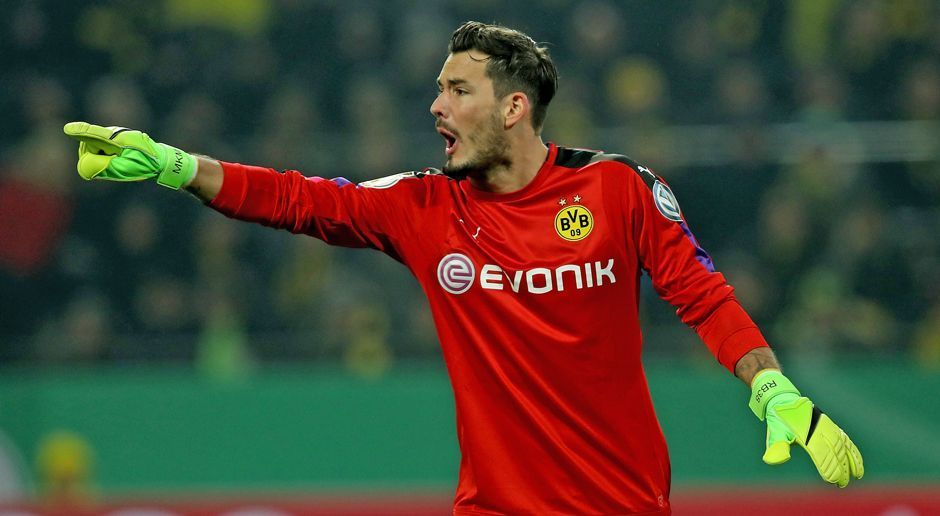 
                <strong>Roman Bürki</strong><br>
                Roman Bürki: Muss in Minute zehn in höchster Not das 1:0 für Lotte verhindern, als Tim Wendel plötzlich frei vor ihm auftaucht. In der ersten Halbzeit ist Bürki so ziemlich der einzige Dortmunder, der konzentriert bei der Sache ist. Nach der Pause dann weitgehend beschäftigungslos, weil endlich auch seine Vordermänner da sind. ran-Note: 2,5
              