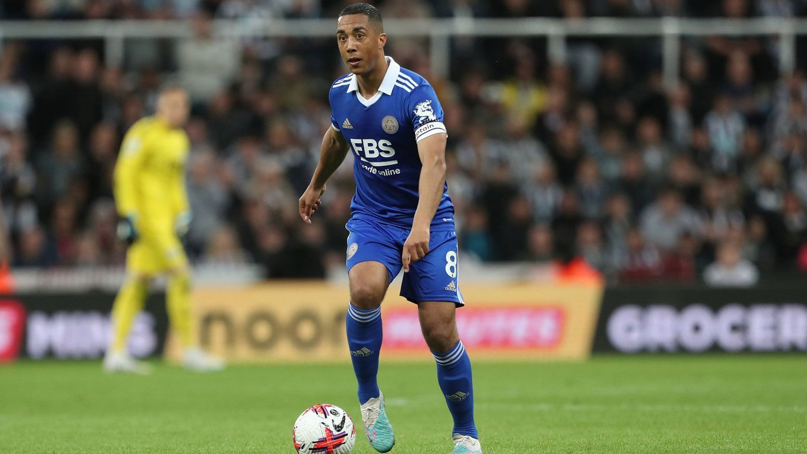 
                <strong>Youri Tielemans (Aston Villa)</strong><br>
                Trotz des Abstiegs von Leicester City in die zweitklassige Championship bleibt Youri Tielemans in der Premier League. Künftig wird der Belgier, der keine Ablöse gekostet hat, bei Aston Villa die Fäden im zentralen Mittelfeld ziehen. Auch mit Borussia Dortmund und der AS Rom wurde der Nationalspieler in Verbindung gebracht, entschied sich letztlich aber für das Engagement beim Team von Trainer Unai Emery.
              