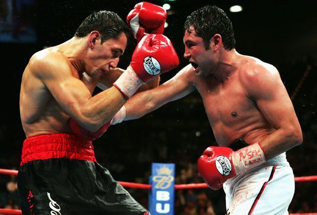 
                <strong>Felix Sturm vs. Oscar de la Hoya</strong><br>
                Der damals relativ unbekannte Sturm boxte hervorragend und wurde von vielen Experten als Sieger gesehen. Allerdings gewann de la Hoya umstritten nach Punkten. Der nachfolgende Protest wurde abgewiesen. De la Hoya ging gegen Hopkins in Runde Neun K.o.
              