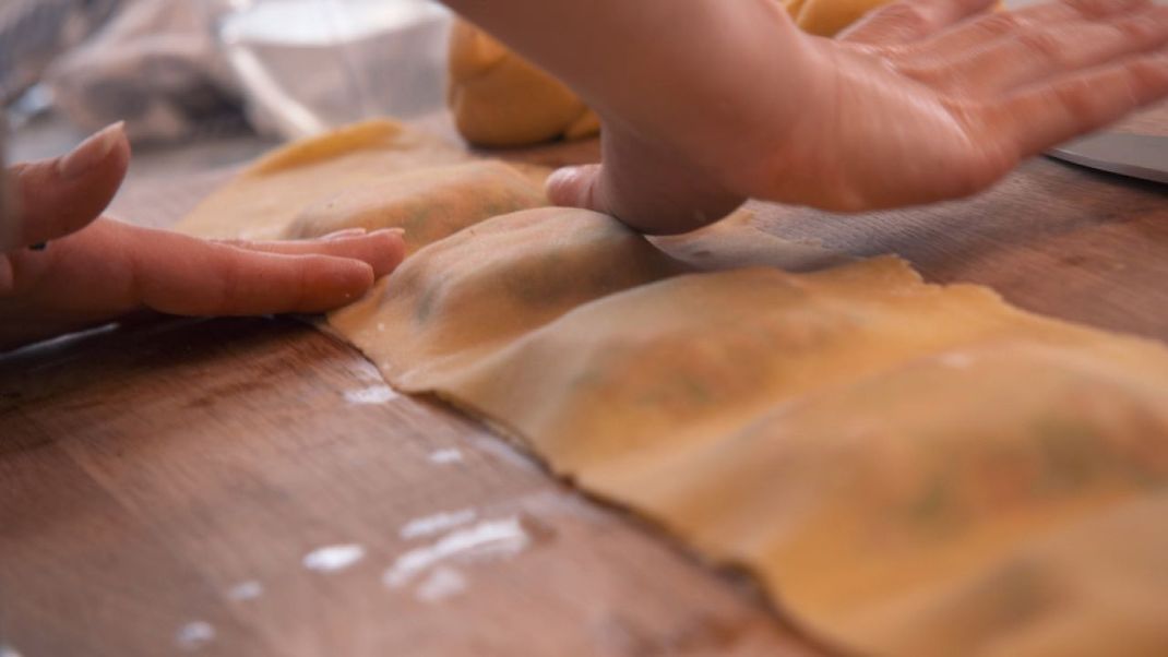 Mehr Arbeit als das Fertigprodukt, aber das lohnt sich: Selbstgemachte Maultaschen punkten in Sachen Geschmack und Inhaltsstoffe.