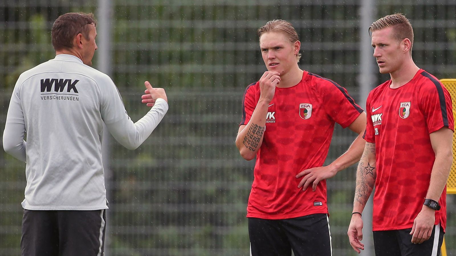 
                <strong>FC Augsburg</strong><br>
                Augsburgs Co-Trainer Tobias Zellner (li.) wies die Sommer-Neuzugänge Fredrik Jensen (Mi.) und Andre Hahn (re.) ein.
              