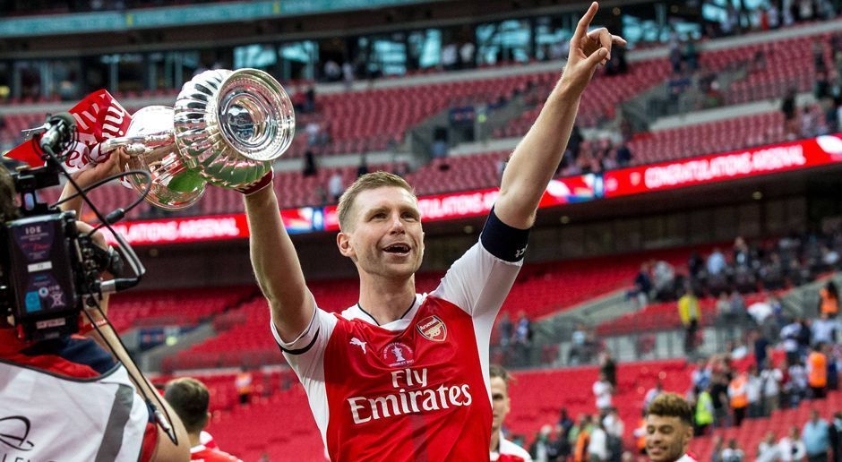 
                <strong>Per Mertesacker</strong><br>
                Im Gegensatz zu den anderen sieben, ist die Zukunft des Weltmeisters von 2014 schon geklärt. Nach Ablauf seines Vertrages wird "Merte" seine aktive Karriere beenden. Dennoch bleibt er dem FC Arsenal erhalten. Ab 2018 wird er bei den "Gunners" den Job des Leiters der Nachwuchsakademie übernehmen.
              