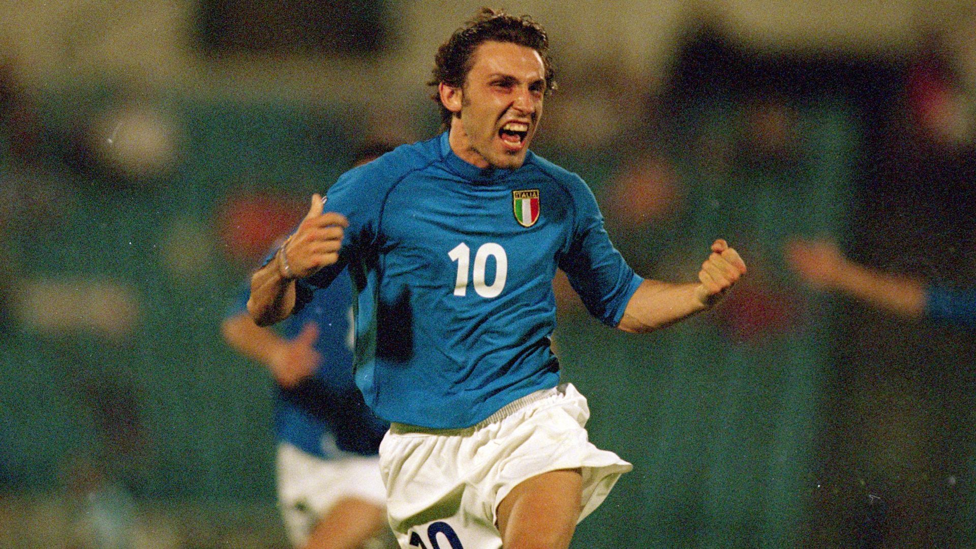 
                <strong>2000 - Andrea Pirlo (Italien)</strong><br>
                &#x2022; <strong>Anzahl der A-Länderspiele:</strong> 116<br>&#x2022; <strong>spätere Erfolge: </strong>Weltmeister 2006<br>
              