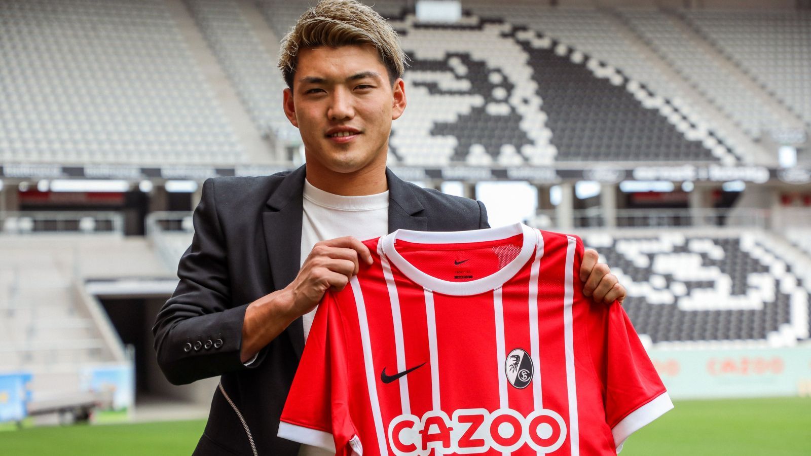 
                <strong>Ritsu Doan (SC Freiburg)</strong><br>
                Der SC Freiburg hat die Verpflichtung von Ritsu Doan offiziell bekannt gegeben. Der Flügelspieler wechselt von der PSV Eindhoven in den Breisgau. Wie beim Europa-League-Teilnehmer üblich, wurden keine Details über den Vertrag veröffentlicht, der "kicker" schreibt von einer Ablösesumme im Bereich von acht Millionen Euro. Der Japaner ist kein Unbekannter in der Bundesliga, 2020/21 spielte er für Arminia Bielefeld und trug mit seinen fünf Treffern und drei Assists maßgeblich zum Klassenerhalt bei.
              