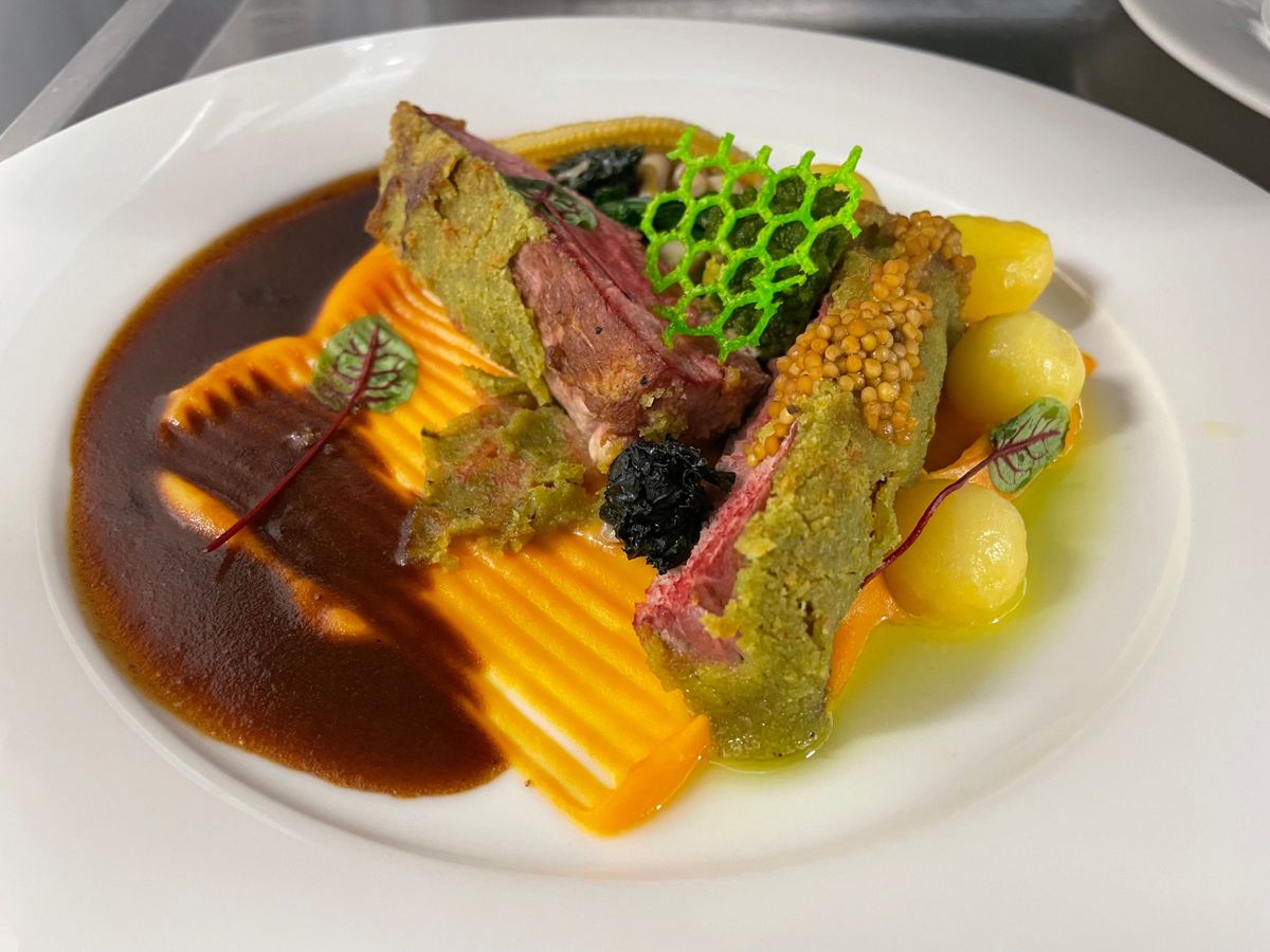 Schweinebacke mit geräuchertem Erbspüree und Kartoffelbaumkuchen