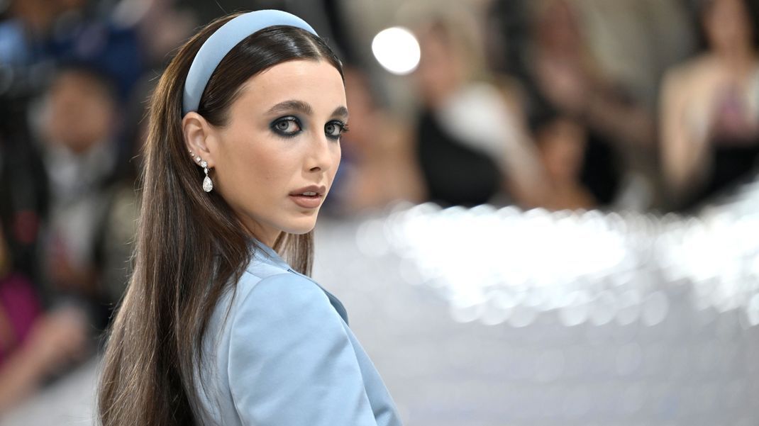 Stilikone Emma Chamberlain trug ein gepolstertes Headband zur Met Gala.