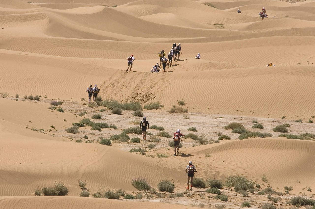 Marathon des Sables, Marokko: In der Sahara warten Sanddünen, ausgetrocknete Flussbetten und bis zu über 40 Grad. Die 230 Kilometer sind in 6 Etappen unterteilt, die es in 7 Tagen zu absolvieren gilt. Zur "Überlebens-Ausrüstung" der Läufer:innen gehören ein Schlafsack, ein Schlangenbiss-Set und Nahrungsmittel (2.000 kcal pro Tag). Wasser und ein Zelt fürs Nachtlager werden vom Veranstalter gestellt. Ein dramatischer Zwischenf
