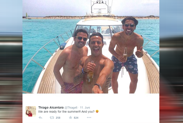 
                <strong>Thiago Alcantara grüßt vom Boot</strong><br>
                Was braucht man für den perfekten Urlaub? Geht es nach Thiago Alcantara vom FC Bayern reichen ein Boot, ein paar Flaschen Bier, die besten Kumpels und nicht zu vergessen, das neueste modische Accessoire: ein Selfie-Stick. Und schon kann der Sommer wohl beginnen.
              
