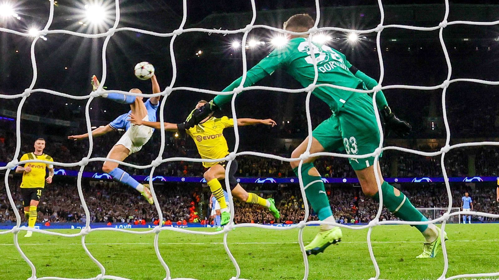 
                <strong>Sturm: Erling Haaland (Manchester City)</strong><br>
                Dieser Mann ist der personifizierte Albtraum eines jeden Verteidigers. Mit seinen zwölf Saisontoren hat er in der Champions League vier Treffer mehr erzielt als jeder andere. Haaland hat Manchester City nochmal auf ein neues Level gehoben. Traf auch gegen seinen Ex-Verein Dortmund.
              