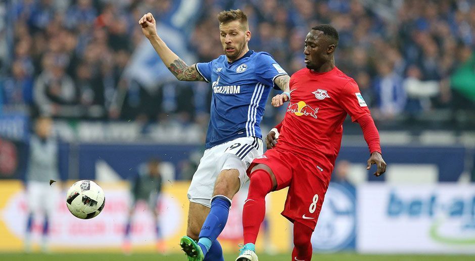 
                <strong>FC Schalke 04 gegen RB Leipzig</strong><br>
                FC Schalke 04 gegen RB Leipzig (Samstag, ab 18 Uhr im Liveticker): In der vergangenen Saison war RB Leipzig die Sensation der Liga! In dieser Saison müssen die Leipziger die Rolle des Favoriten annehmen und können sich nicht mehr auf den Überraschungsmoment ihres "Vollgasfußballs" verlassen. Dass dem Team von Ralph Hasenhüttl diese Umstellung schwer fällt, wird die Partie gegen Schalke zeigen. ran.de-Tipp: 2:1
              