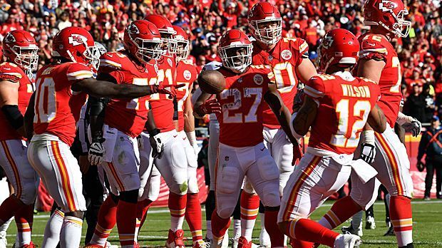 
                <strong>Kansas City Chiefs</strong><br>
                Gründung: 1960Stadion: Arrowhead StadiumSuper-Bowl-Siege: 1 (1969)Stars: Kareem Hunt (Running Back), Tyreek Hill (Wide Receiver)Besonderheit: Die Fans der Kansas City Chiefs halten mit 142.2 Dezibel den Rekord für die am höchsten je gemessene Lautstärke während eines NFL-Spiels.
              