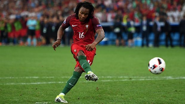 
                <strong>Renato Sanches (Portugal)</strong><br>
                Renato Sanches (Portugal): Auch dank des 18-jährigen Mittelfeld-Motors stehen die Portugiesen im EM-Finale. Sein Ausgleich im Viertelfinale gegen Polen brachte Portugal erst in das Elfmeterschießen. Dort übernahm Sanches ebenfalls Verantwortung und verwandelte seinen Versuch sicher. Nach der EM beginnt für den Portugiesen das Abenteuer Bundesliga. Für rund 35 Millionen Euro wechselte er von Benfica zum FC Bayern München.
              