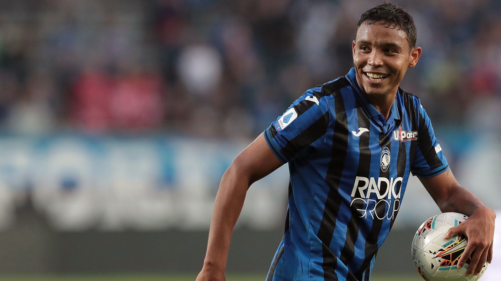 
                <strong>Luis Muriel</strong><br>
                Atalanta Bergamo ist wie die Anti-These zum italienischen Catenaccio-Fußballs, denn beim Champions-League-Neuling steht ganz klar das Offensivspiel im Fokus - genau das kommt den Stürmern des Teams zugute. So konnte Neuzugang Luis Muriel alleine in der Serie A bislang zwölf Treffer erzielen. Wie schon in der Vorsaison, so stellt der eigentliche Underdog mit 63 Treffern derzeit erneut die beste Offensive der Liga. Beim 2:0-Sieg gegen Dinamo Zagreb, dem ersten Atalanta-Erfolg in der Champions-League-Historie, erzielte der Kolumbianer Muriel, der von Sevilla nach Bergamo wechselte, sein bislang einziges Tor in der Königsklasse per Elfmeter.
              