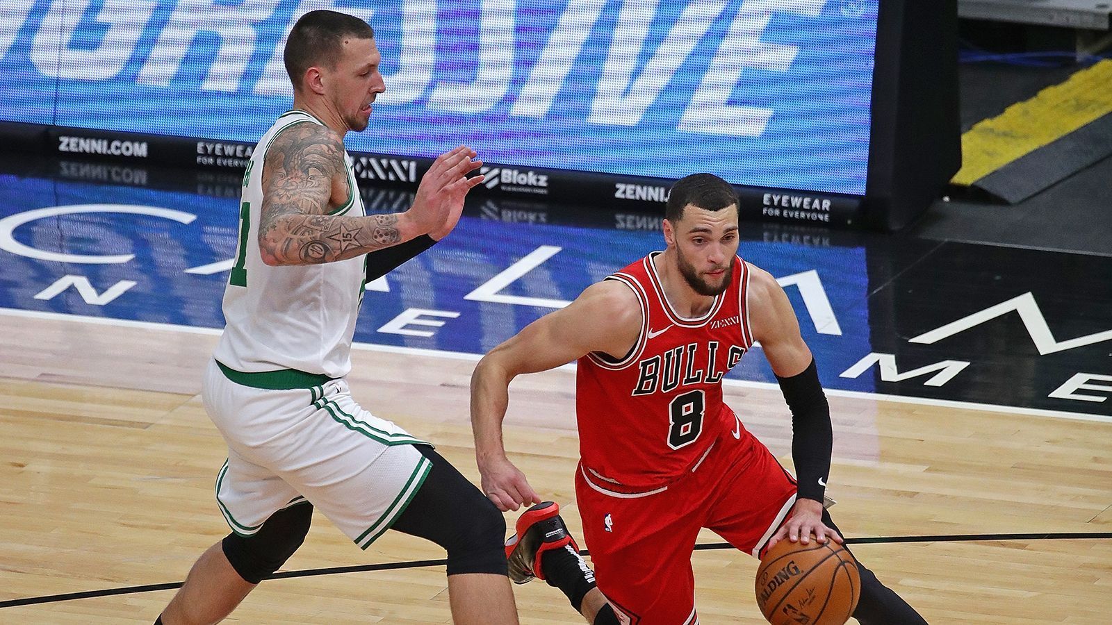 
                <strong>Daniel Theis wechselt von Boston Celtics zu Chicago Bulls</strong><br>
                Dort trifft Theis nicht nur auf Allstar Zach Lavine, sondern auch auf den ebenfalls frisch gewechselten Center-Kollegen Nikola Vucevic. Der Montenegriner zählt zu den besten Big-Men in der Liga und wird unter dem Korb wohl die klare Nummer eins sein. Der Unterschied: Vucevic ist ein exzellenter Werfer, Theis ein toller Verteidiger. Beide haben ihre Stärken und werden sich einen engen Konkurrenzkampf liefern. 
              