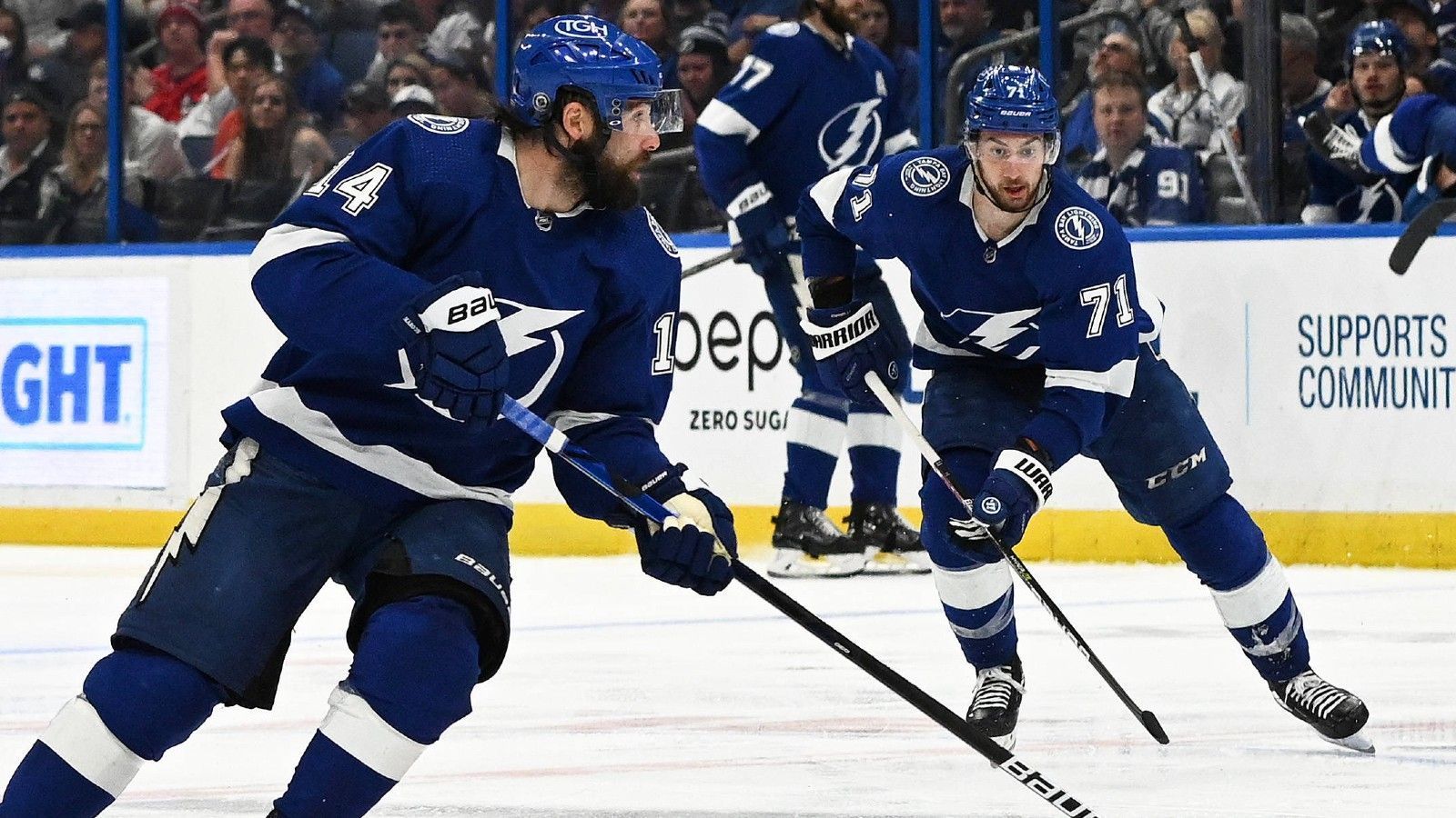 
                <strong>Tampa Bay Lightning</strong><br>
                So zieht man gerne in die Playoffs ein! Mit 5:0 schlugen die Tampa Bay Lightning die New York Islanders und sicherten sich ihren Platz in der Postseason. Und schon jetzt ist klar: Dort geht es in Runde eins gegen die bereits zuvor qualifizierten Toronto Maple Leafs, die dann auch den Heimvorteil für sich beanspruchen dürfen.
              