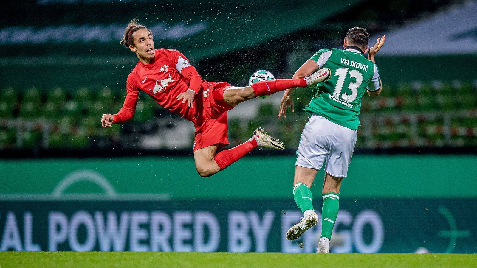 
                <strong>Sturm: RB Leipzig</strong><br>
                Generell finden sich die größten Probleme der Leipziger in der laufenden Saison im Angriff. Der Abgang von Topstürmer Timo Werner im Sommer zum FC Chelsea konnte weder aus den eigenen Reihen, noch mit Neuzugängen kompensiert werden. Die drei nominellen Stürmer im Kader Yussuf Poulsen (wettbewerbsübergreifend elf Saisontore), Alexander Sörloth (sechs) und Hee-chan Hwang (drei) enttäuschten bislang. Kein Wunder, dass Coach Nagelsmann immer wieder auf eine falsche Neun setzt.
              