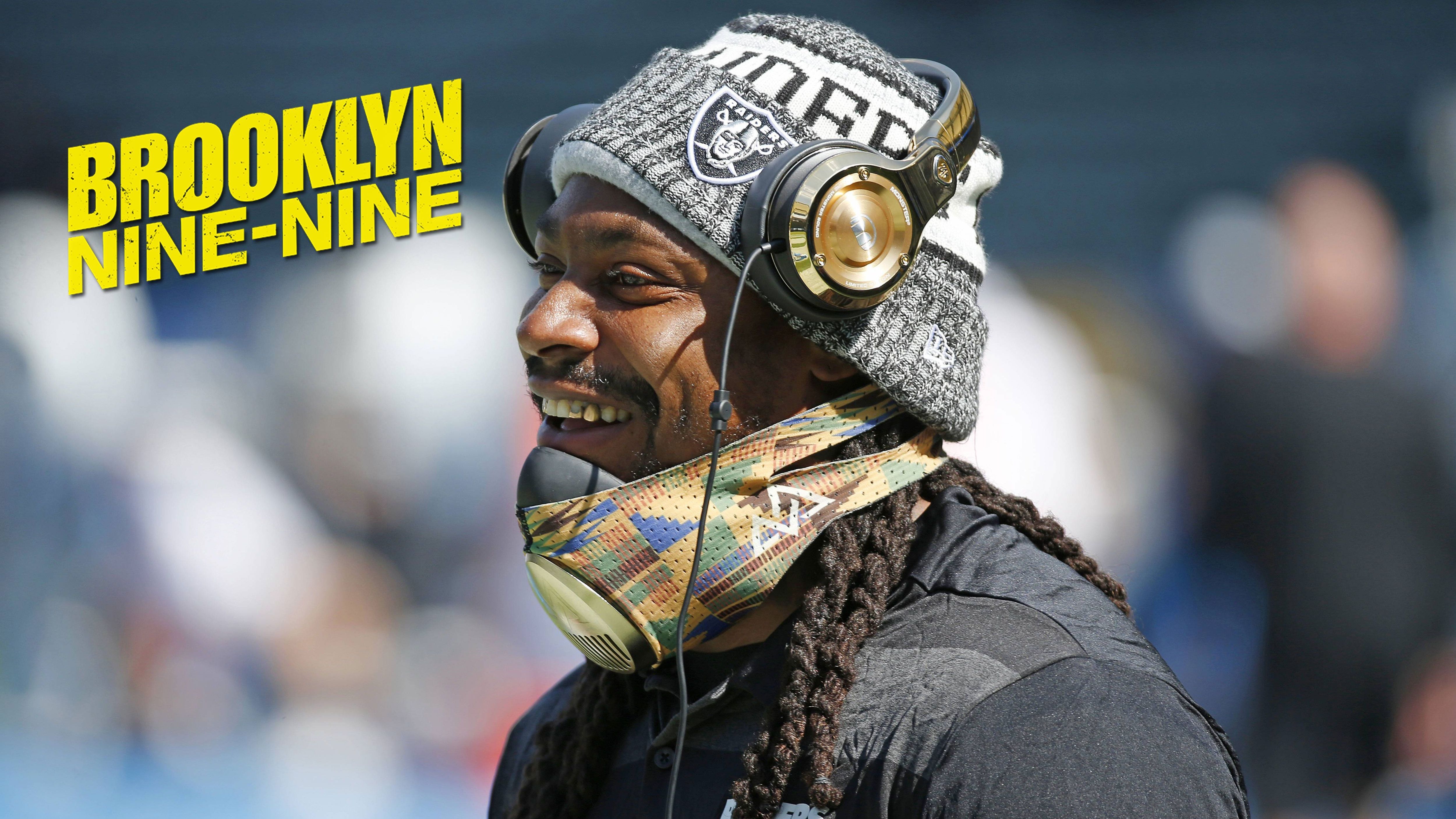 
                <strong>Marshawn Lynch ("Brooklyn Nine-Nine")</strong><br>
                "Beast Mode" lieferte mit seinem Interview beim Super-Bowl-Media-Day 2015 seinen legendärsten Auftritt abseits des Rasen, indem er auf jede Frage der Journalisten antwortete: "Ich bin nur hier, damit ich keine Strafe bekomme." In der Sitcom "Brooklyn Nine Nine" hat der Running Back aber eine Rolle, bei der er komplette Gegenteil verkörpert. Nachdem er der einzige Zeuge eines Ausbruchs von Gefangenen aus einem Überführungsfahrzeug ist, wird er von Detective Rosa Diaz (Stephanie Beatriz) verhört. Diese hatte gegenüber ihrem Boss bereits angekündigt, dass Lynch einer ihrer Helden sei und niemand etwas aus ihm herauskriegen würde. "Beast Mode" entpuppt sich aber als absolute Quasselstrippe und geht allen Beteiligten damit ungemein auf die Nerven. Zum Vorfall an sich kann Lynch letztlich aber nicht viel sagen, da er viel zu sehr mit dem Essen seiner Quesadilla beschäftigt war und nichts beobachtet hat.
              