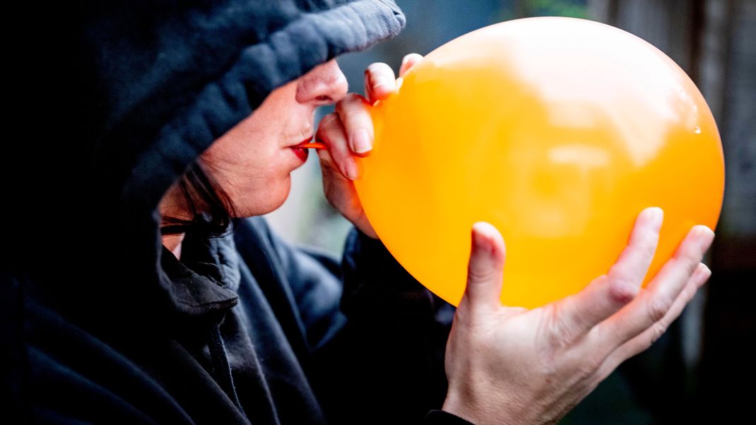 Lachgas kann beispielsweise durch einen Balloon inhaliert werden