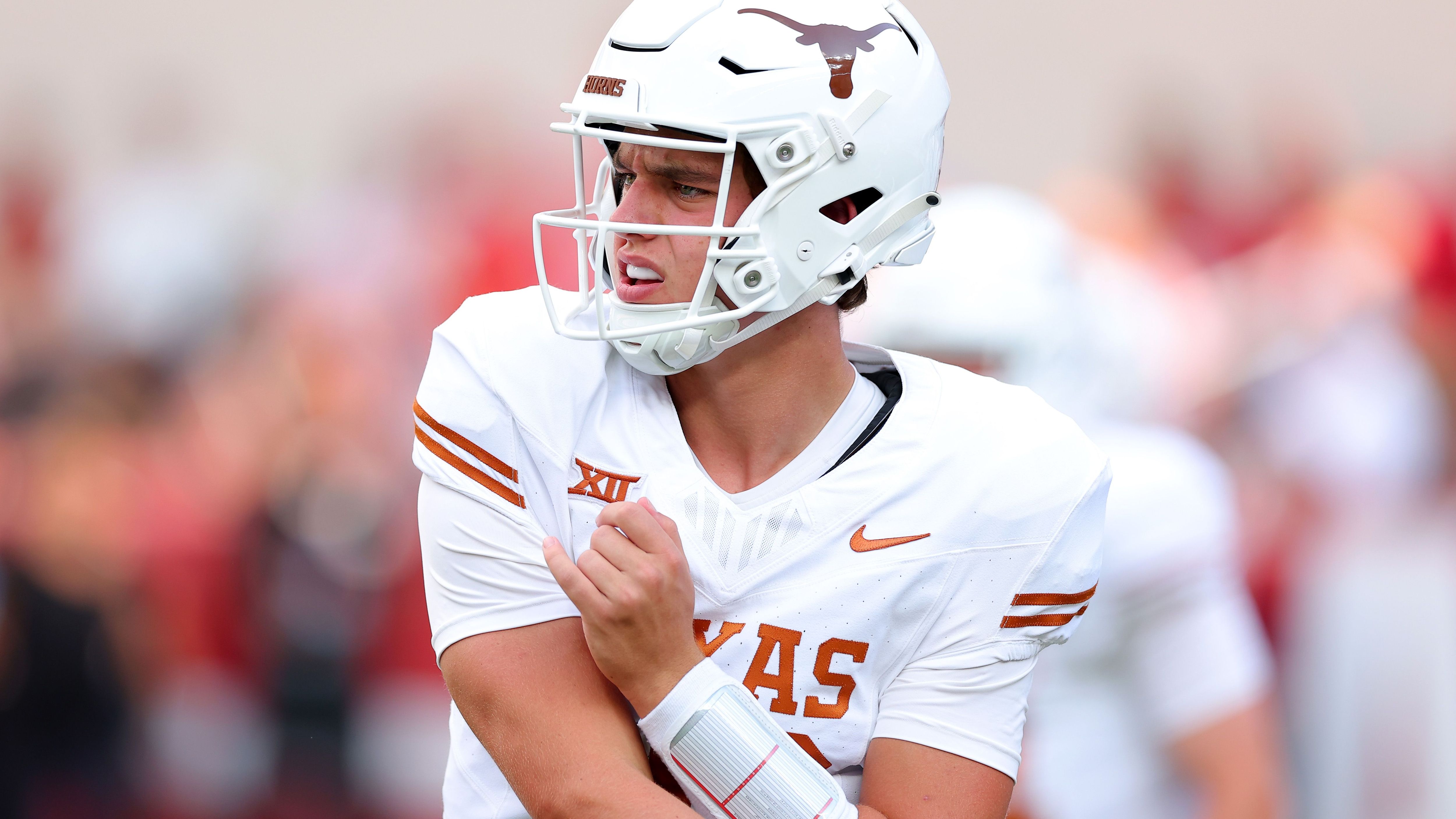 Gehalt bekommen die College-Spieler trotz der Milliarden, die umgesetzt werden, noch nicht. Immerhin dürfen die Spieler inzwischen ihren eigenen Namen vermarkten. Der eine oder andere sahnt dadurch ordentlich ab. <em><strong>ran</strong></em> zeigt die Top Ten in dieser Saison. (Quelle: Sportskeeda)