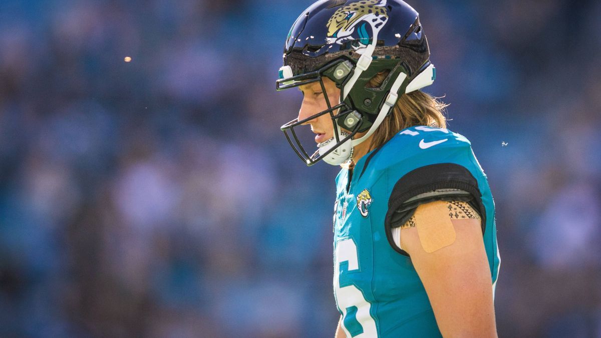 NFL, American Football Herren, USA Houston Texans at Jacksonville Jaguars Dec 1, 2024; Jacksonville, Florida, USA; Jacksonville Jaguars quarterback Trevor Lawrence (16) walks back to the huddle aga...