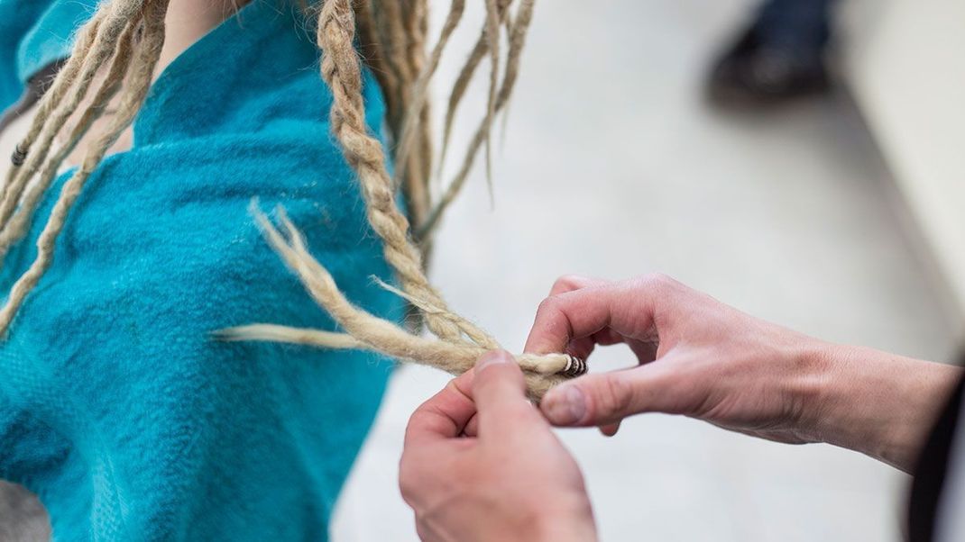 Auf die richtige Flecht- und Pflegetechnik kommt es an – wer schöne Dreadlocks haben möchte, sollte unsere Beauty-Hacks beachten. Überzeuge dich im Beauty-Artikel.