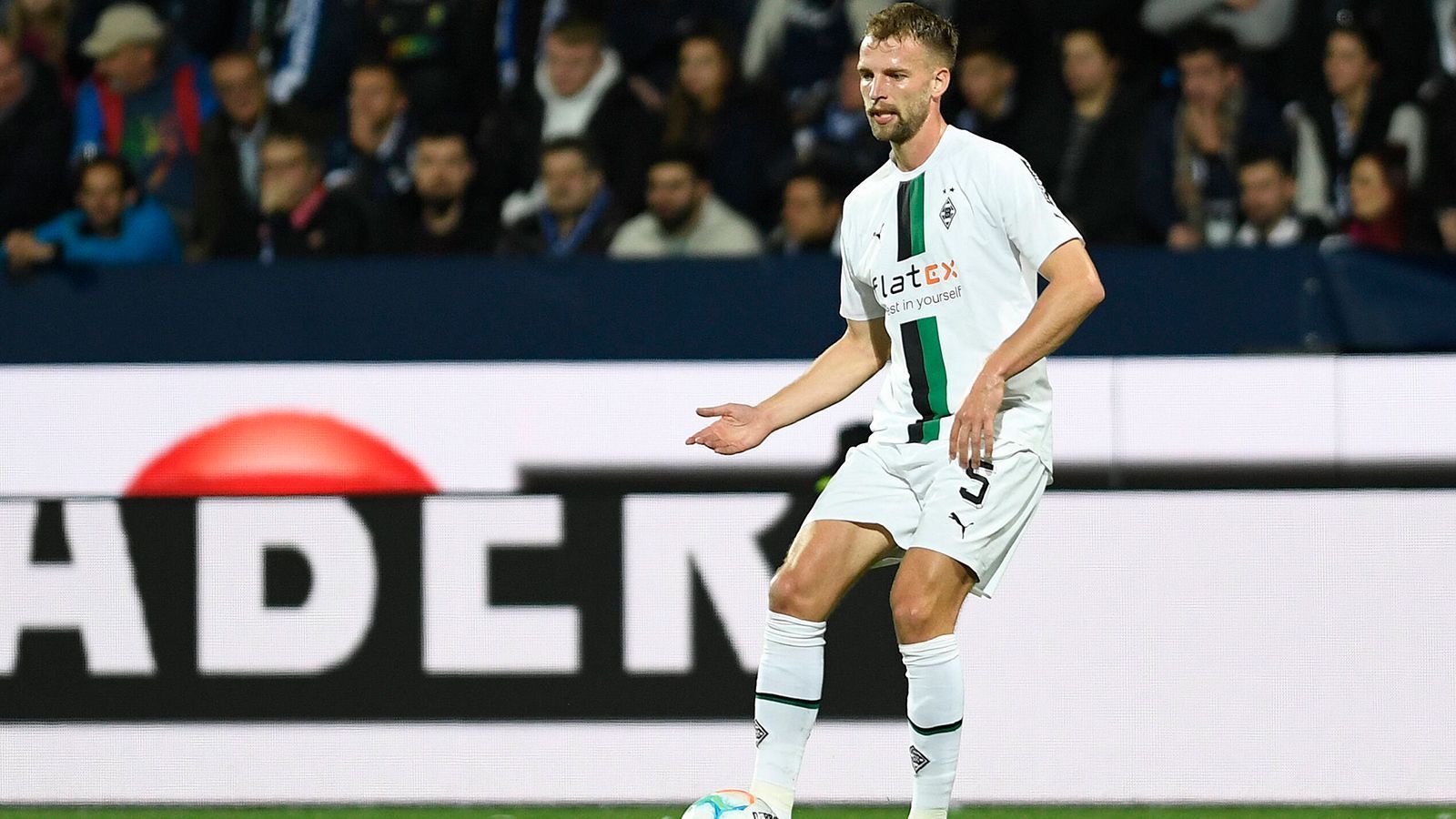 
                <strong>Marvin Friedrich</strong><br>
                Marvin Friedrich ist zwar erst seit Januar 2022 – damals wurde er als Hoffnungsträger für die Defensive verpflichtet - bei der Borussia, könnte seine Zelte dort aber bald wieder abbauen. Zu wenig Spielminuten sind der Grund, warum Friedrich wohl im Sommer weiterziehen will.
              