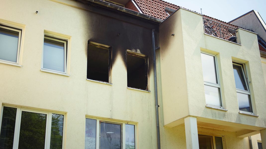 In einer Lüneburger Wohnung gab es eine Explosion. Die Folgen: ein Toter und 23 Verletzte.