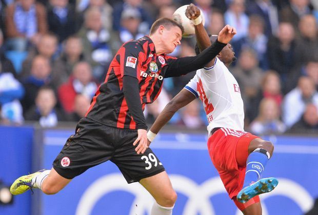 
                <strong>Hamburger SV - Eintracht Frankfurt 1:1</strong><br>
                Alexander Madlung: Hier noch im Kopfballduell mit Jacques Zoua, einige Minuten später mit einer artistischen Seitfallzieher-Einlage des schlacksigen Innenverteidigers, die ins Netz der Hamburger einschlägt. 1:0 für die Frankfurter Eintracht!
              
