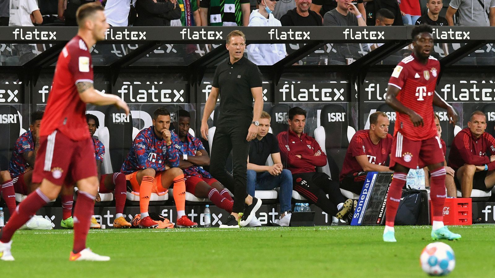 
                <strong>Debüt in Gladbach</strong><br>
                Nagelsmann startete mit einem 1:1 in der Bundesliga in Gladbach in seine Bayern-Ära, vier Tage später gewann er in Dortmund mit den Münchnern durch ein 3:1 den Supercup und damit seinen ersten Titel. "Ich habe ja so kleine Hamsterzähne und würde gerne ein Titel-Hamster sein", sagte er damals. Die Bayern zeigten ihn in einer Fotomontage am Kamin mit jeder Menge Platz für weitere Pokale.
              