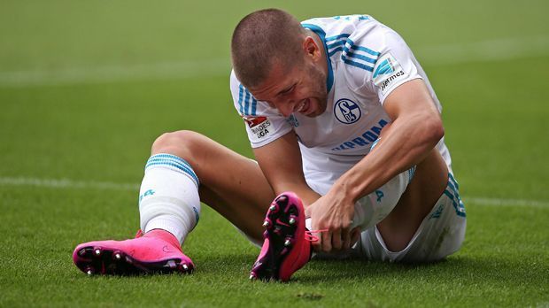 
                <strong>Matija Nastasic (FC Schalke 04)</strong><br>
                Matija Nastasic (FC Schalke 04): Verschärft wird das Innenverteidiger-Problem der Schalker durch das Fehlen von Matija Nastasic. Der Abwehrspieler reißt sich gleich am ersten Spieltag der Saison die Achillessehne. Derzeitig befindet sich der 22-Jährige im Aufbautraining.
              