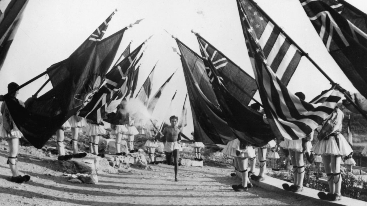 Olympisches Feuer: In Amsterdam brannte 1928 zum ersten Mal das Olympische Feuer als eine Art Hommage an die Spiele der Antike im griechischen Heiligtum von Olympia. Den Fackellauf, der das Feuer von Olympia ins Gastgeberland transportiert, gibt es erst seit den Spielen in Berlin 1936. Dieser führt naturgemäß durch mehrere Länder und steht ebenfalls für die Verbundenheit der Völker.