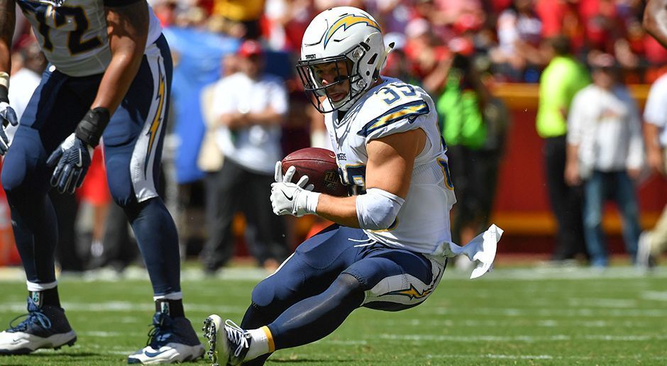 
                <strong>Danny Woodhead (LA Chargers)</strong><br>
                Danny Woodhead (LA Chargers): Danny Woodhead versucht mit 32 Jahren und nach einer schweren Knieverletzung im vergangenen Jahr, wieder Fuß zu fassen. Die Chargers haben bereits ihr Interesse bekundet, den Running Back erneut unter Vertrag zu nehmen. Kein Wunder, schließlich lieferte Woodhead stets konstant gute Leistungen, wenn er gesund auf dem Platz stand. Vor allem seine Vielseitigkeit dürfte dem Running Back auf der Suche nach einem neuen Vertrag zu Gute kommen. 
              