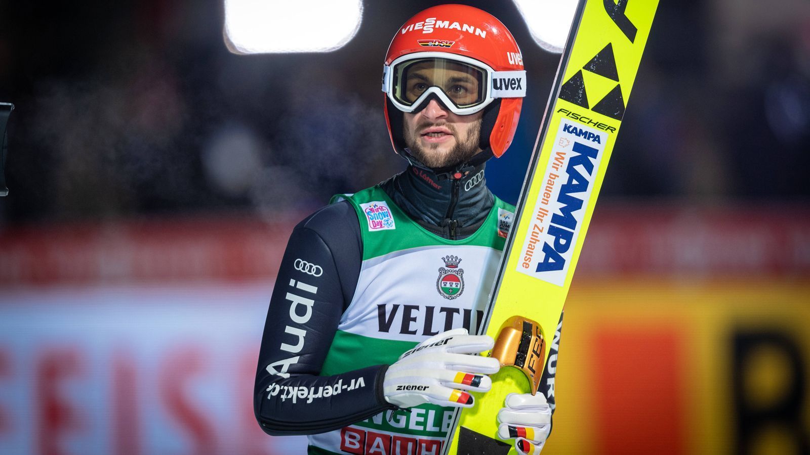 
                <strong>Markus Eisenbichler</strong><br>
                Der 29-Jährige ist der große deutsche Hoffnungsträger und reist als Nummer 2 des Gesamtweltcups nach Oberstdorf. Drei Weltcups hat er bereits gewonnen. Sein bestes Ergebnis bei der Vierschanzentournee war der 2. Platz 2018/2019. Der Siegsdorfer befindet sich in einer herausragenden Form, gewann in diesem Jahr unter anderem Bronze im Einzel bei der Skiflug-WM.
              