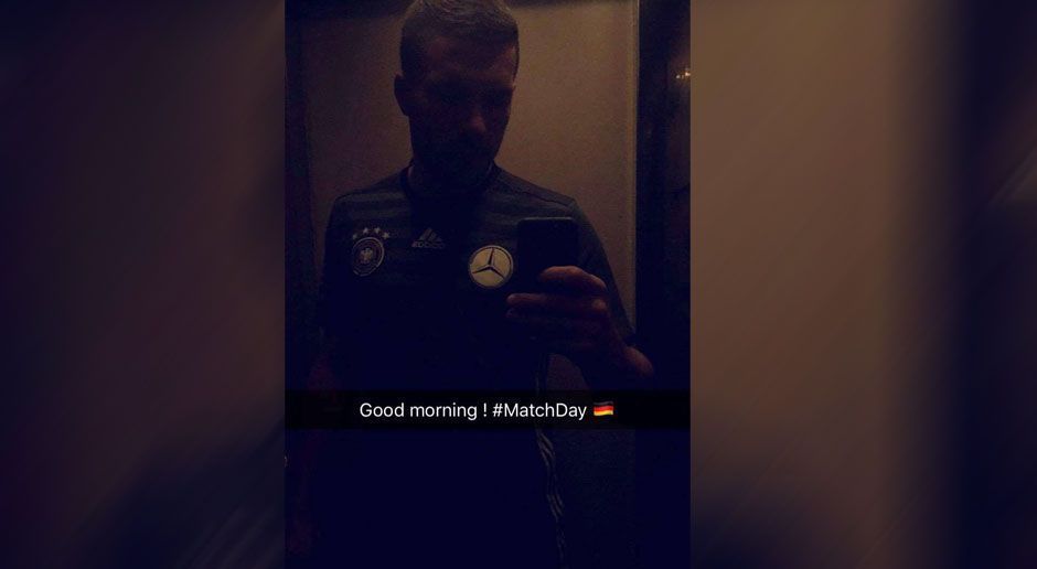 
                <strong>Snapchat-Geschichte des Lukas Podolski</strong><br>
                Selbst am Spieltag kann Podolski nicht die Finger von Snapchat lassen. Vor dem deutschen EM-Auftaktspiel gegen die Ukraine schickt der Galatasaray-Profi noch einen Guten-Morgen-Gruß aus dem Teamhotel an die Außenwelt. 
              